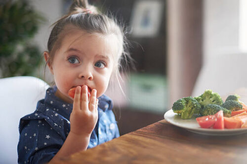 野菜を食べてる女の子