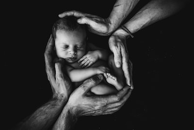 赤ちゃんと大人の手
