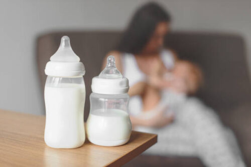 授乳中の親子とミルク