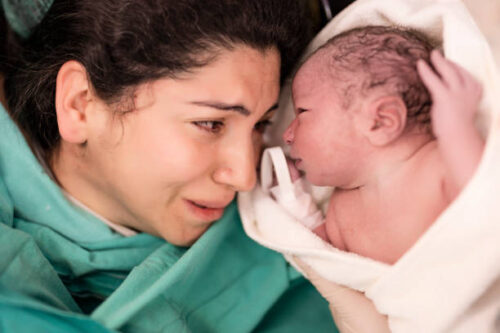 出産した女性と赤ちゃん