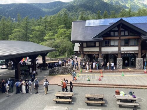 上高地バスターミナルの列