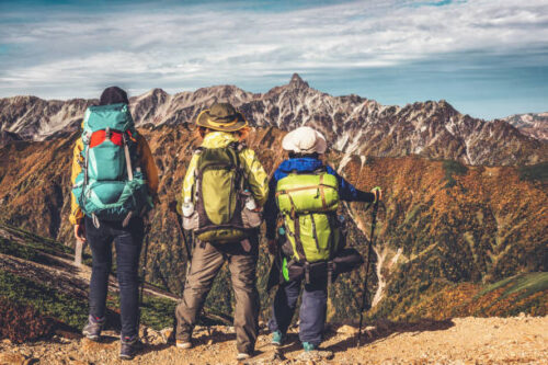 きれいな山の景色を眺める3人組