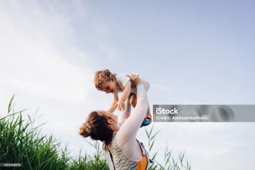 子どもを高い高いしているママ